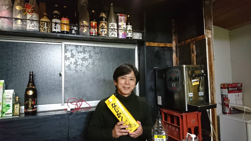 焼酎「なしか」を手に笑顔の大庭元明選手