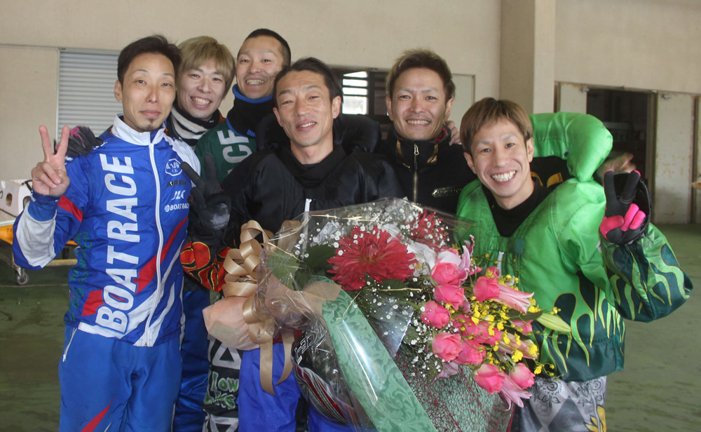 2月18日、からつでの九州地区選最終日。引退を表明した原田富士男選手（左から4人目）は、レースを終えると仲間からねぎらいの花束を受け取りました（左から川上剛選手、乙藤智史選手、西山貴浩選手、1人おいて池永太選手、水摩敦選手）