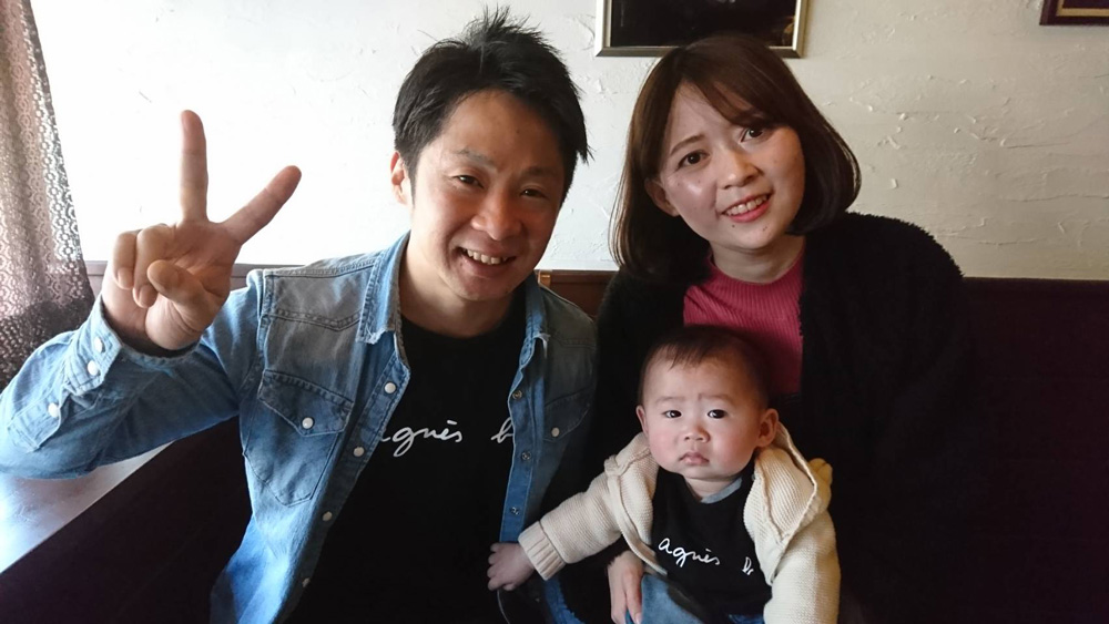 国弘翔平選手（左）と奥様真由美さん（右）と到志（とうし）君（中）です