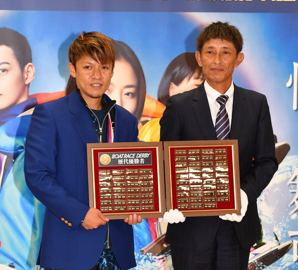 優勝の平本真之(左)は今村豊氏と歴代優勝者プレートを持ち記念撮影に納まる