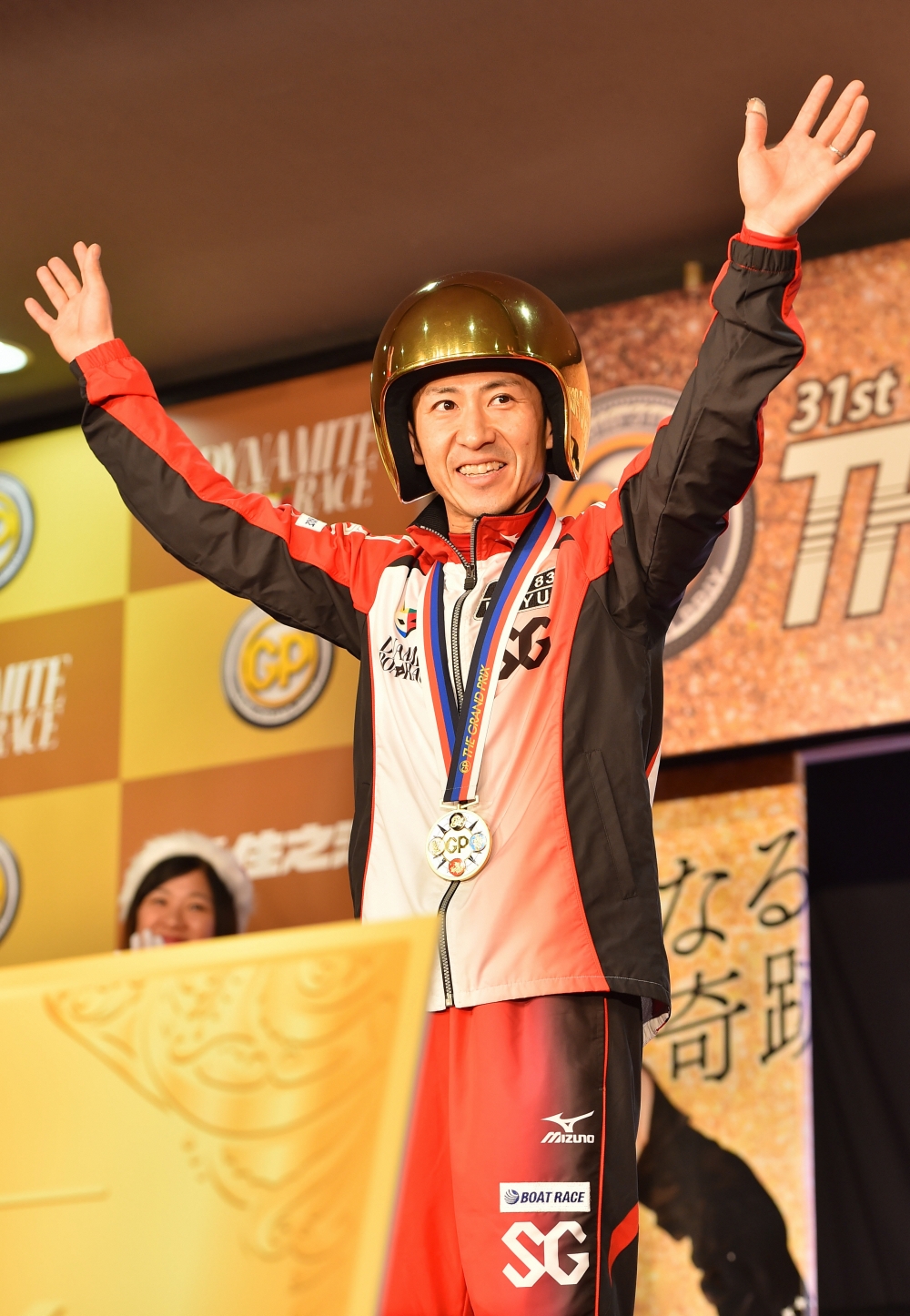 グランプリを制し黄金ヘルメットをかぶり笑顔を見せる瓜生正義（撮影・上田博志）