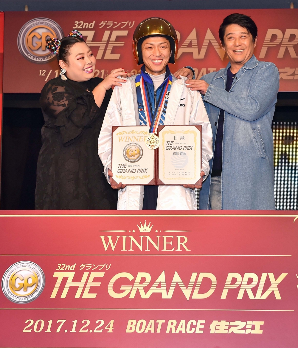 グランプリを制し坂上忍（右）渡辺直美（左）のねぎらいを受け笑顔を見せる桐生順平（撮影・上田博志）