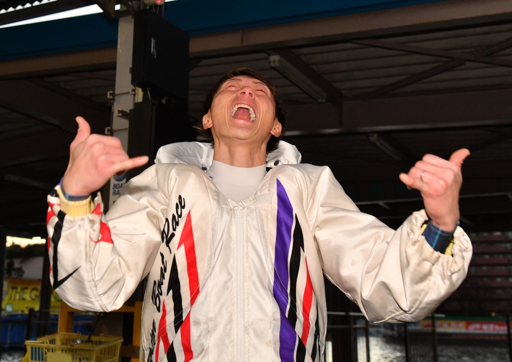 グランプリ優勝に絶叫する峰竜太