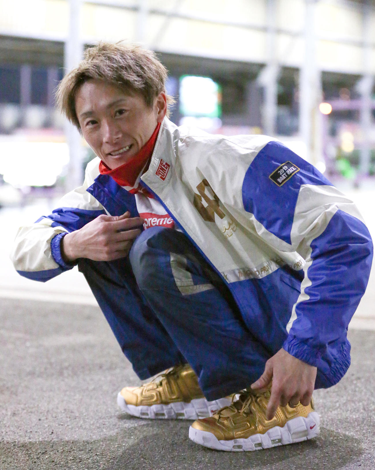 黄金のシューズを指さし笑顔を見せる峰竜太（撮影・上山淳一）
