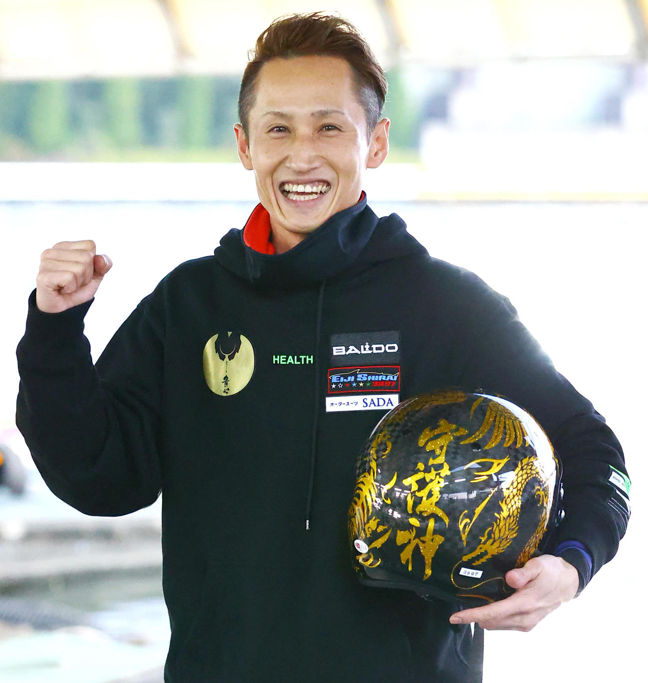 白井英治はソフトバンク森唯斗がデザインしたヘルメットを持ち笑顔を見せる