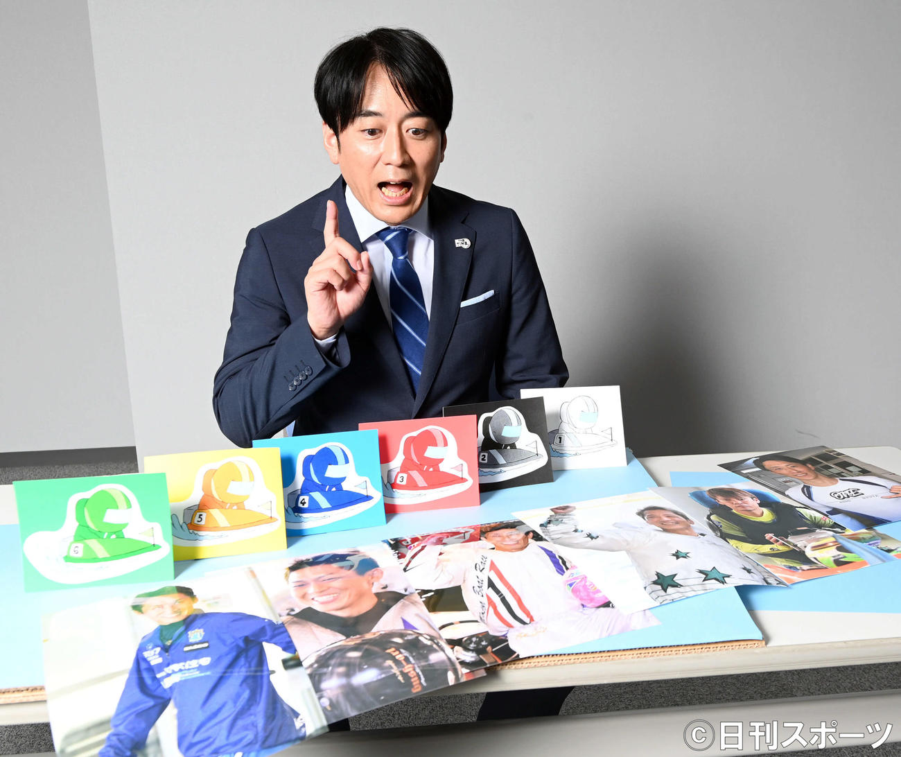 ひらめいた！「ボートレースグランプリ」の予想をするTBS安住紳一郎アナウンサー（撮影・たえ見朱実）