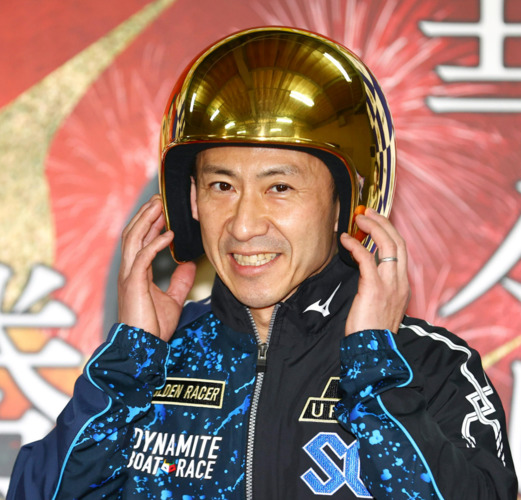 グランプリを制した瓜生正義は黄金のヘルメットをかぶり笑顔を見せる