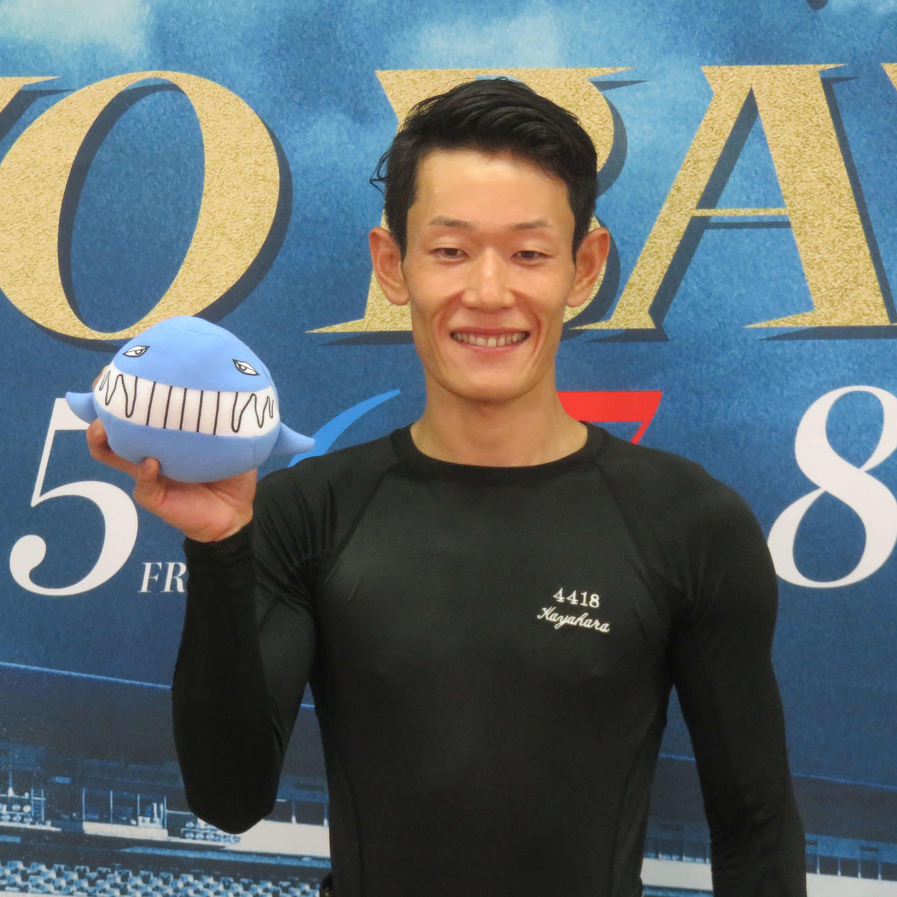 優勝した茅原悠紀は平和島マスコットのピースターを手にニッコリ