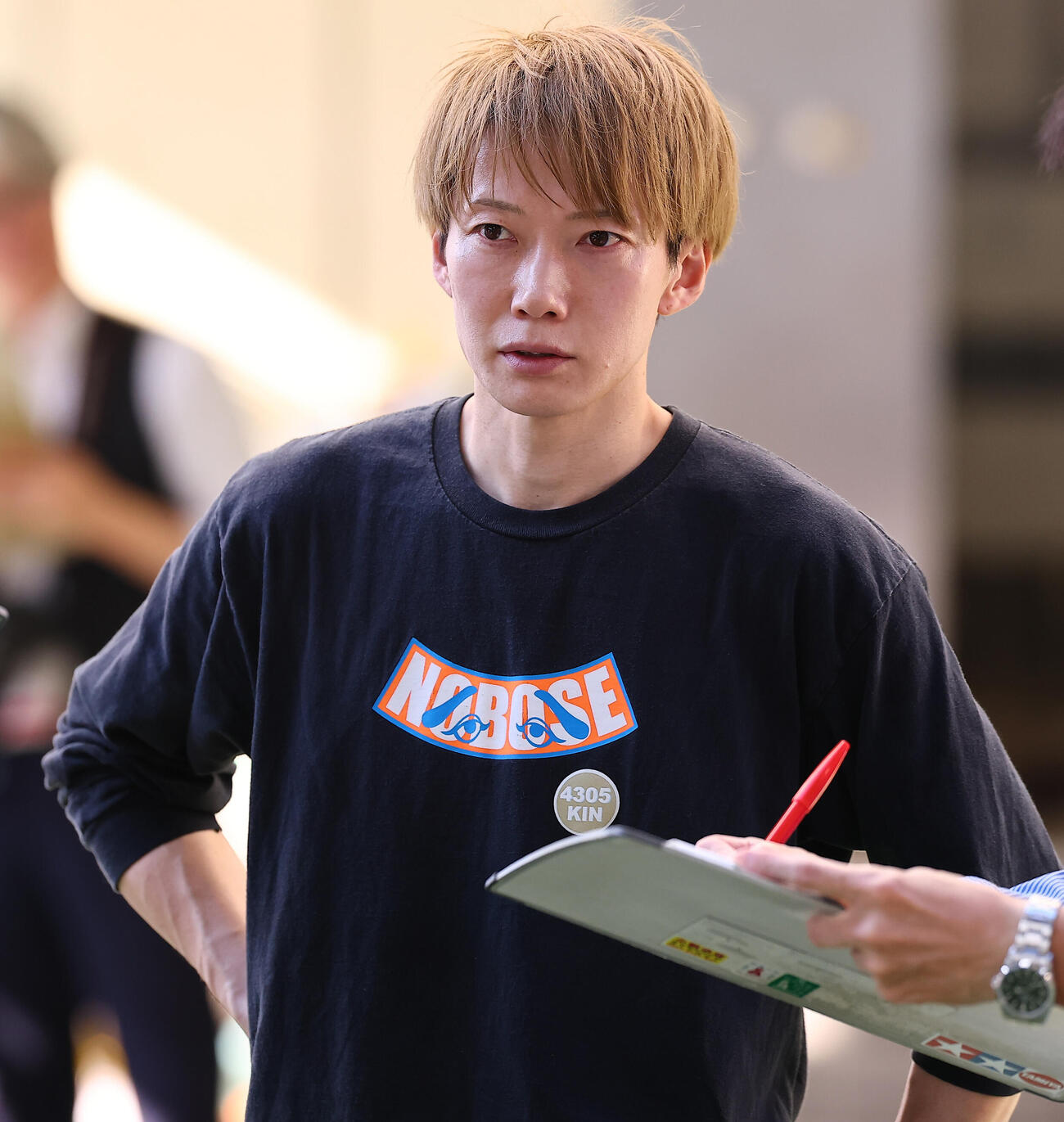 前検日に取材対応する金子拓矢（撮影・野上伸悟）