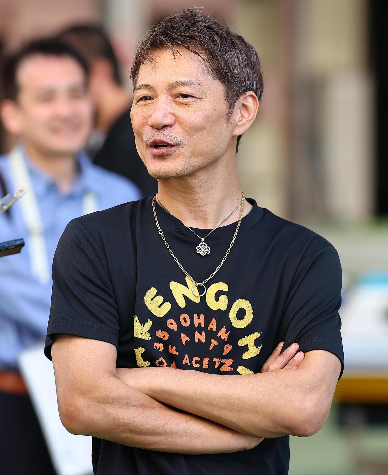 前検日に取材対応する浜野谷憲吾（撮影・野上伸悟）