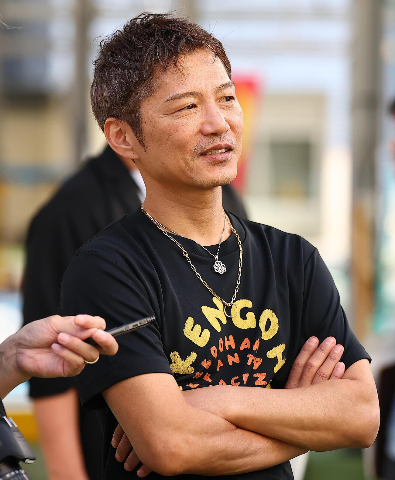 前検日に取材対応する浜野谷憲吾（撮影・野上伸悟）