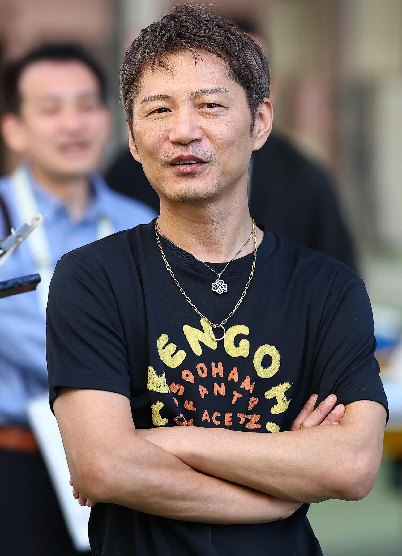 前検日に取材対応する浜野谷憲吾（撮影・野上伸悟）