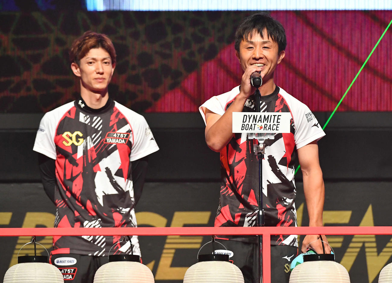 SGボートレースメモリアル初日　開会式でファンにあいさつする菅章哉（右）と山田祐也（撮影・岩下翔太）