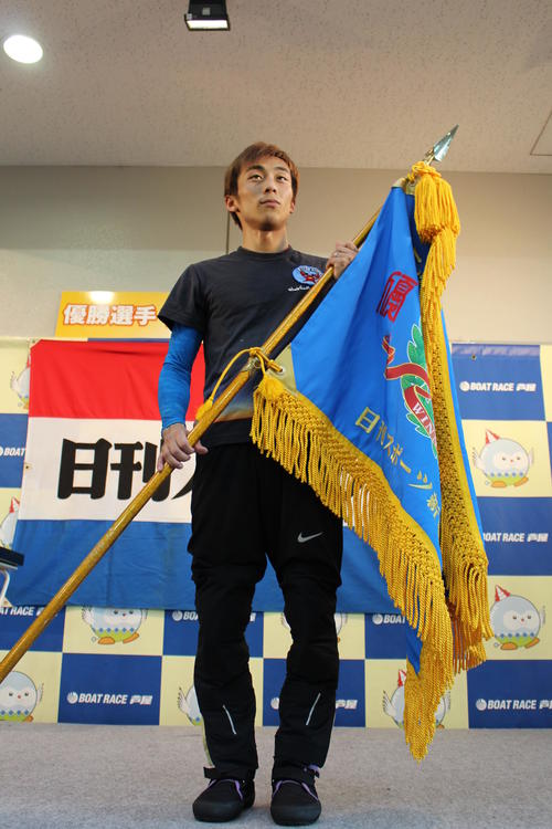 優勝旗を手にした木田峰由季（撮影・馬場勲）