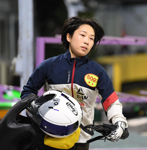 デビュー戦を迎える東本千佳（撮影・前岡正明）