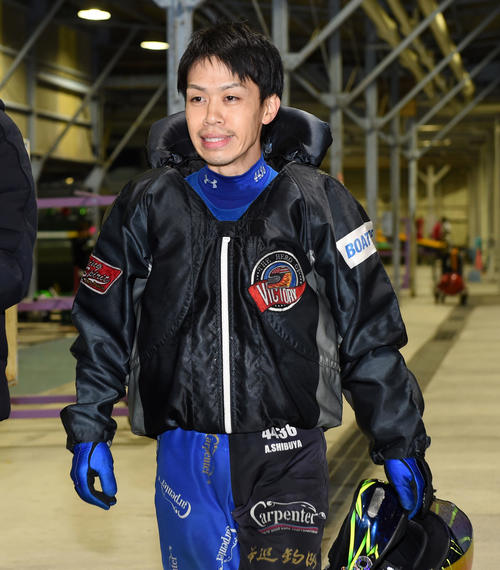イン丸岡正典と大阪ワンツーを狙う渋谷明憲（撮影・前岡正明）
