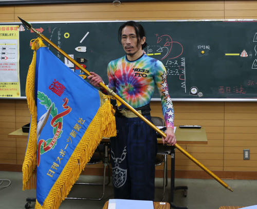 ニッカン・コム杯を制した伊藤将吉は優勝旗を手に表情を引き締める
