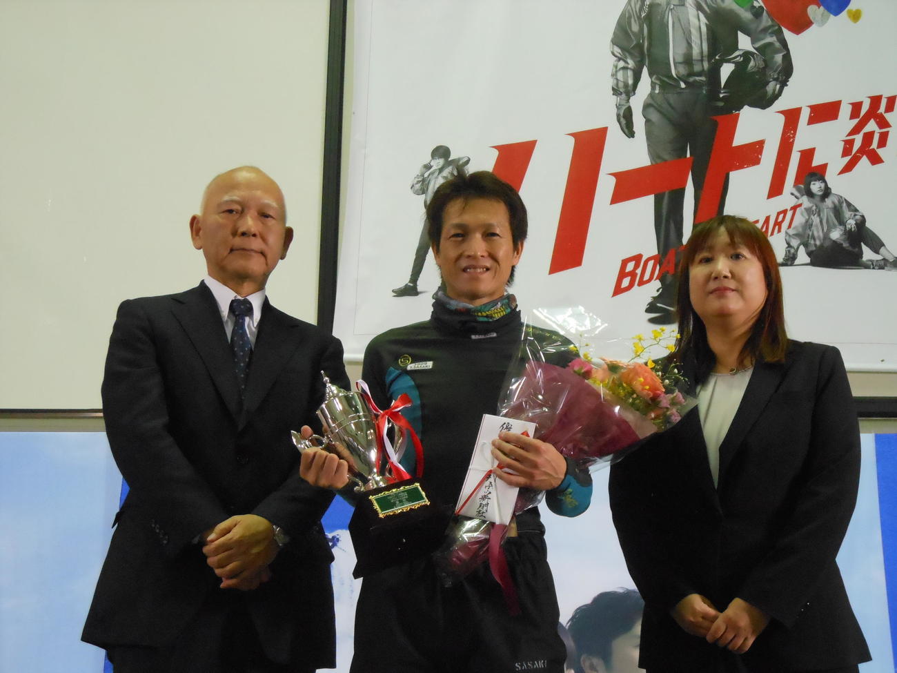 しっかりと逃げ切り佐々木康幸が、日刊スポーツ杯を手に笑顔