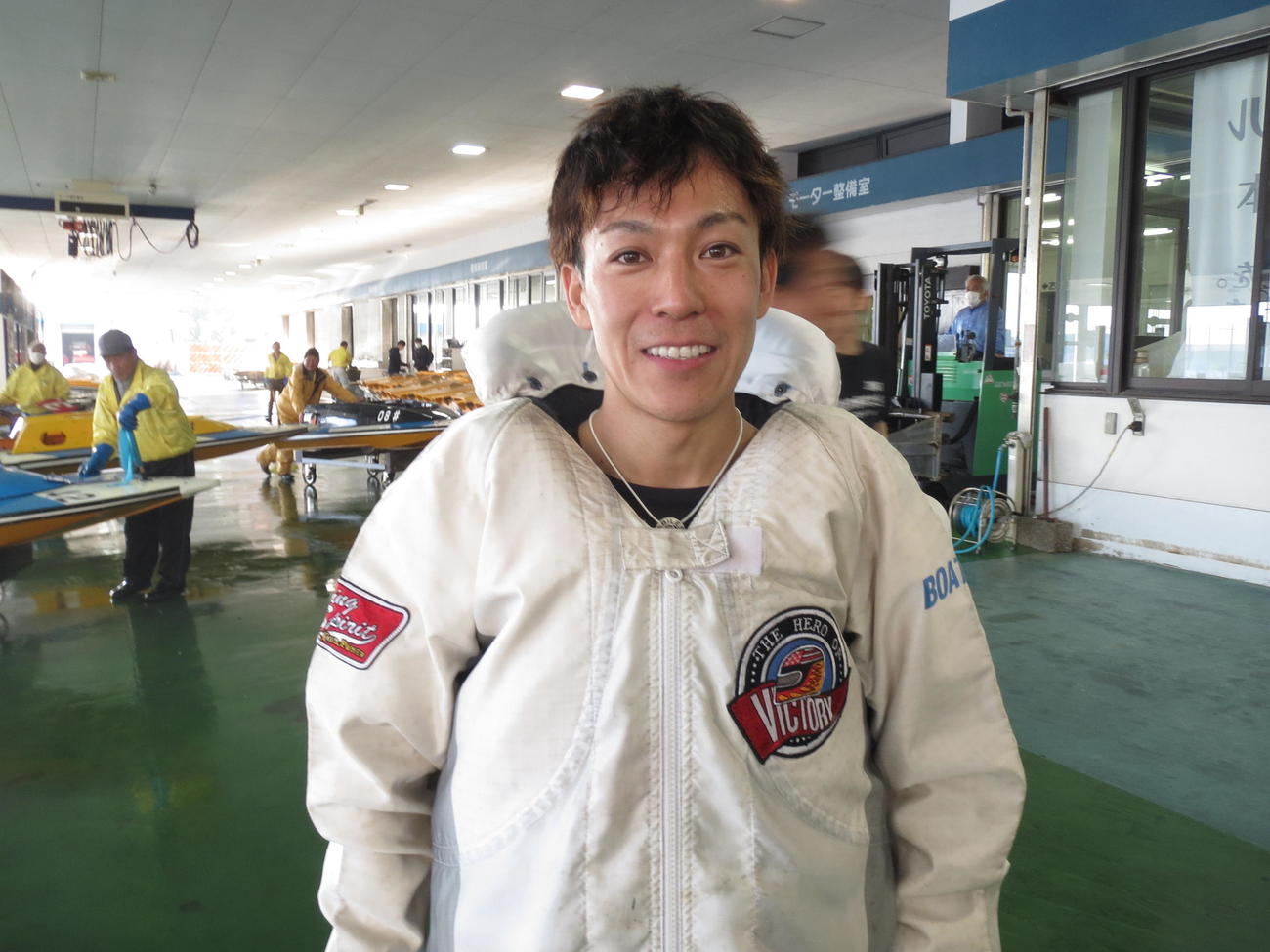 今年3回目の優勝を飾って笑顔を見せる岩瀬裕亮（撮影・加藤貴嗣）