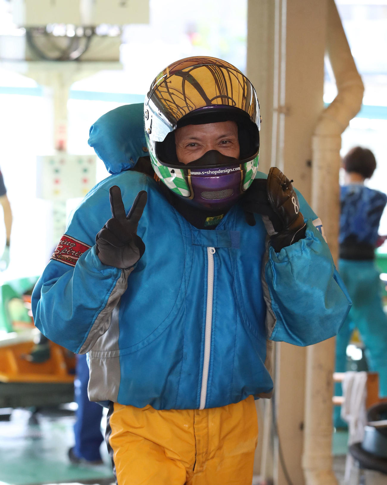尼崎10Rを制しピースして引き揚げる石川真二（撮影・白石智彦）