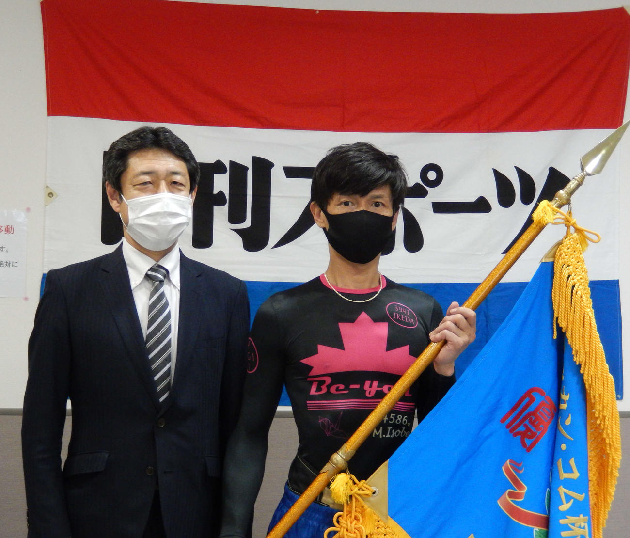 池田浩二（右）がF2のハンデをはねのけて優勝を飾った。左は茂田井祐史日刊スポーツ新聞社メディア戦略本部コンテンツ開発部次長