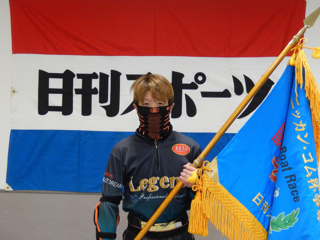 デビュー初優勝の森作雄大が、ニッカン・コム杯の優勝旗を手にした