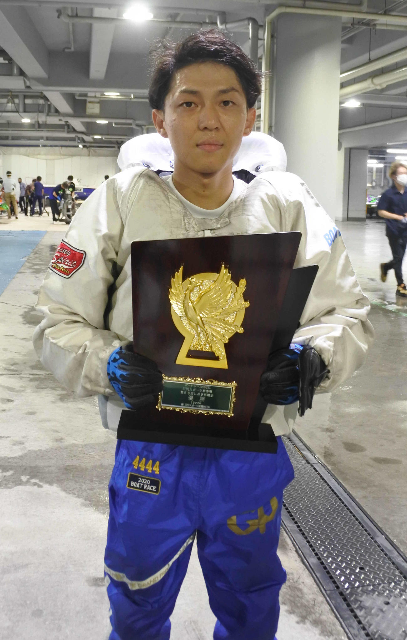 優勝した桐生順平は優勝盾を手にホッとした表情