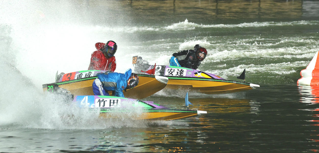 準優10R・1周2Mをターンする安達裕樹（奥）（撮影・上山淳一）