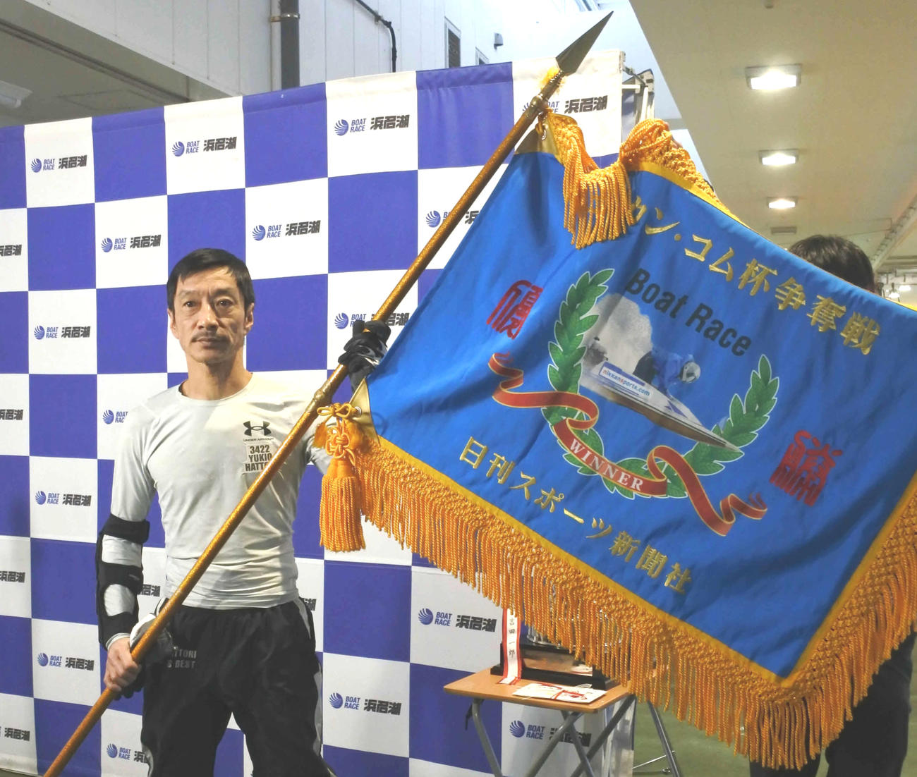 ニッカン・コム杯の優勝旗を掲げた服部幸男