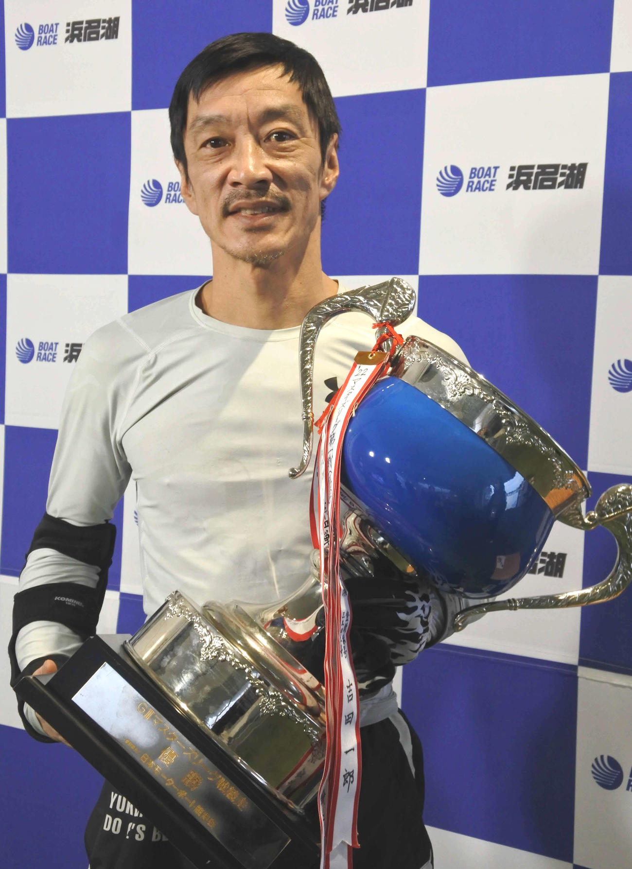 優勝カップを手にした服部幸男