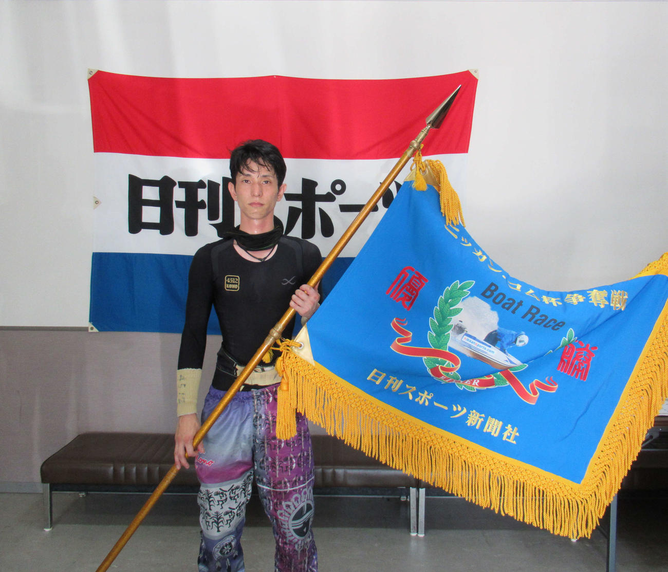 ニッカン・コム杯の優勝旗を手にする高野哲史