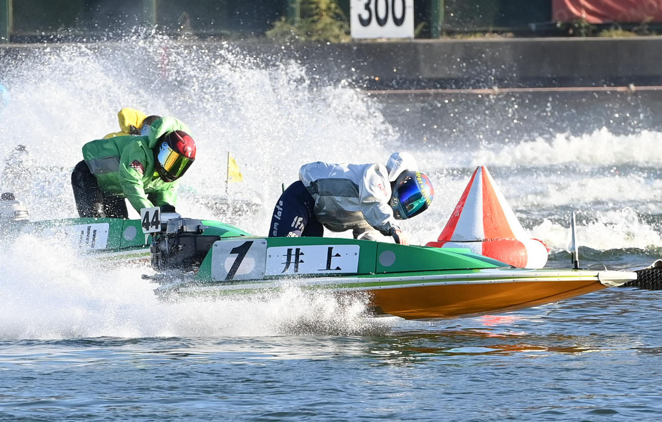 準優12R、1周2Mを先頭でターンする井上一輝（撮影・石井愛子）