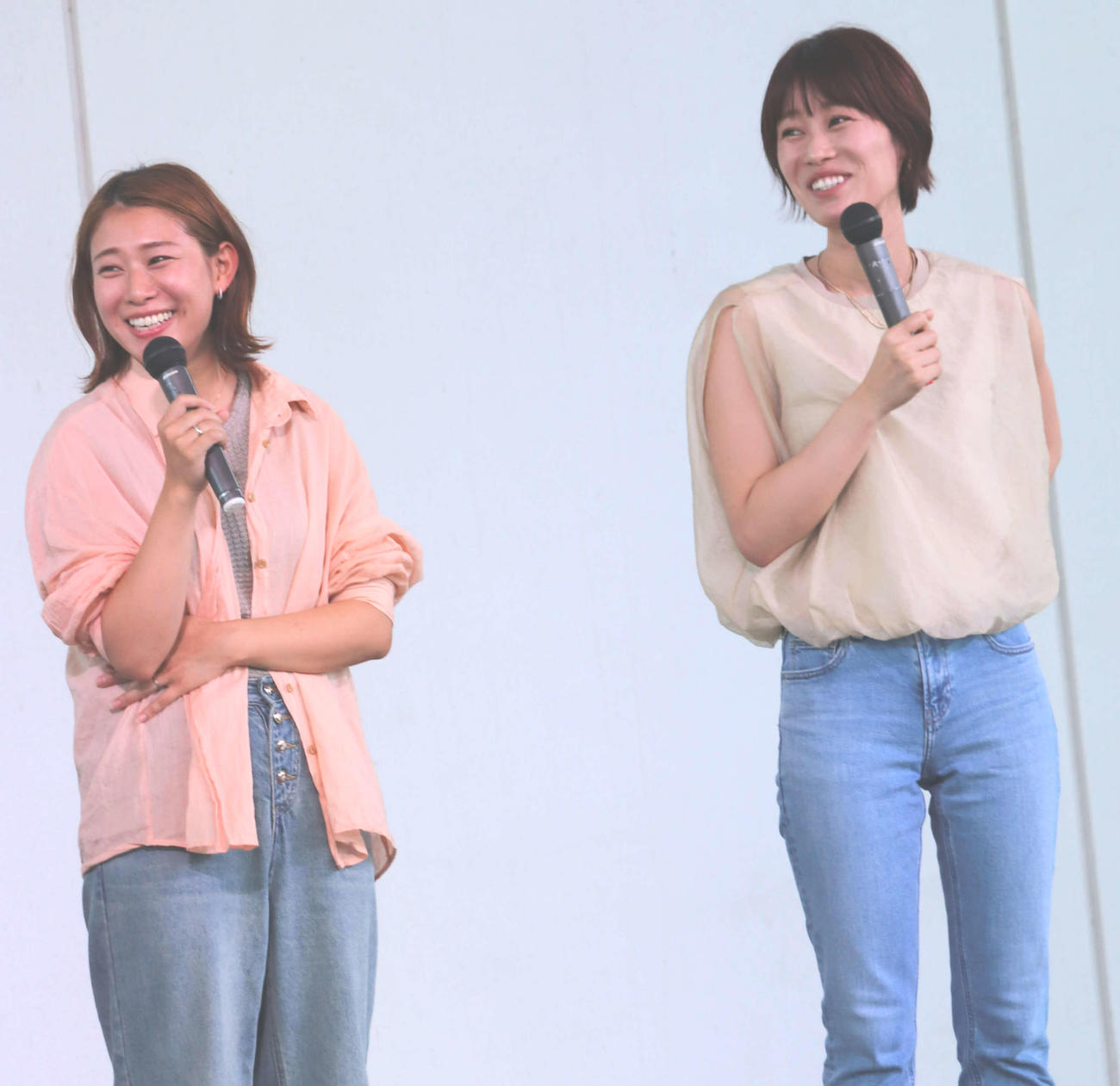 トークショーを行った中村桃佳（左）と倉持莉々（撮影・神田成史）