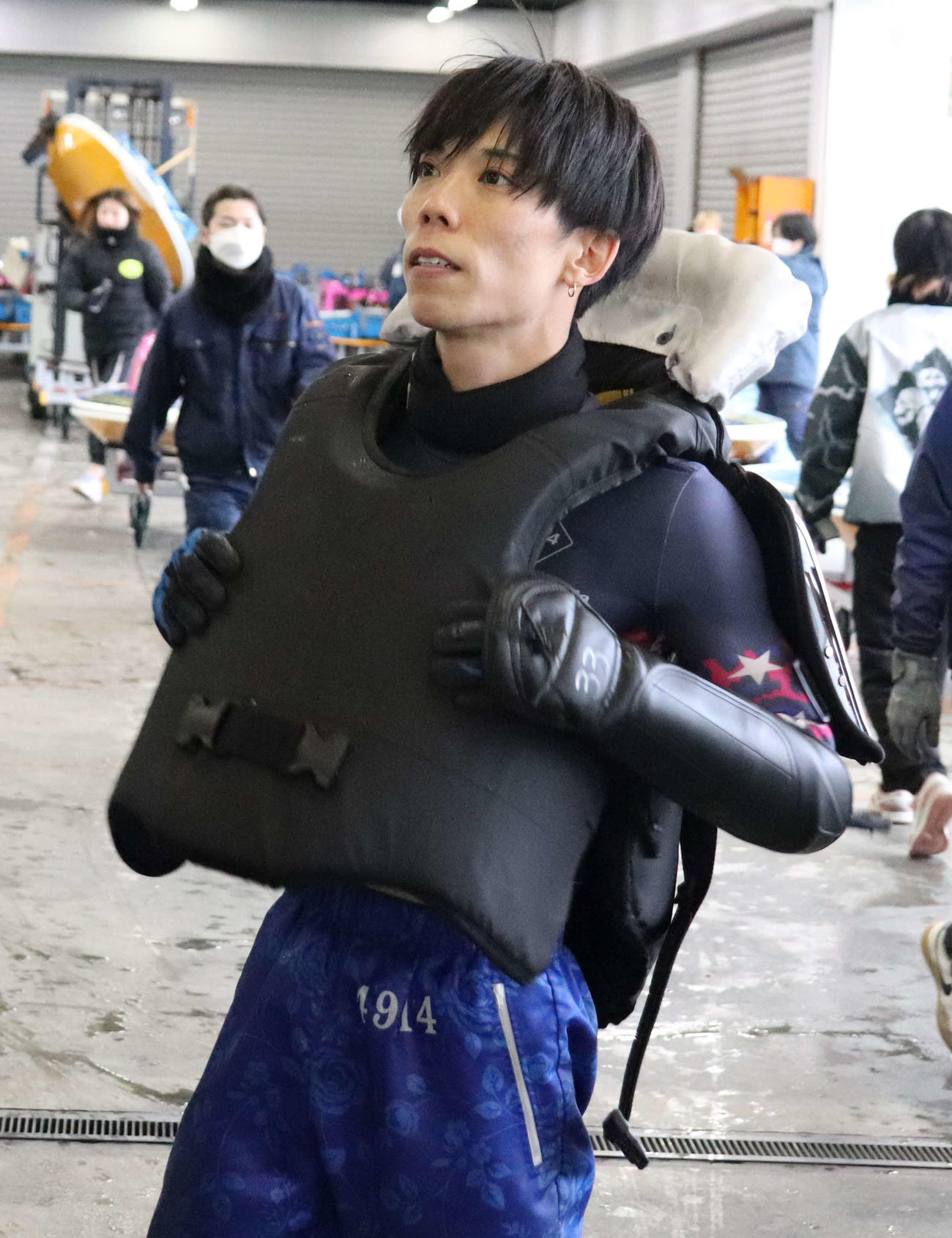 準優12Rのリプレーに目をやる吉田裕平