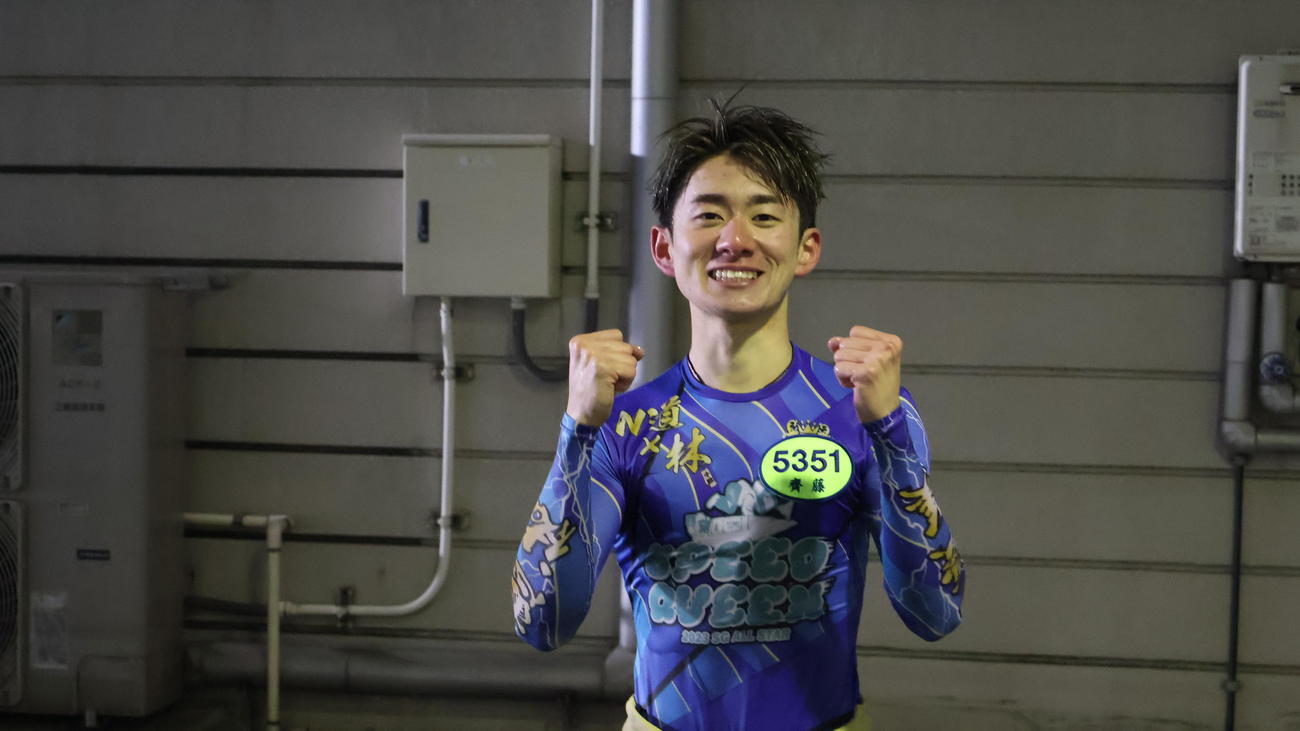 デビュー初勝利を飾った134期の斉藤廉が笑顔でガッツポーズ
