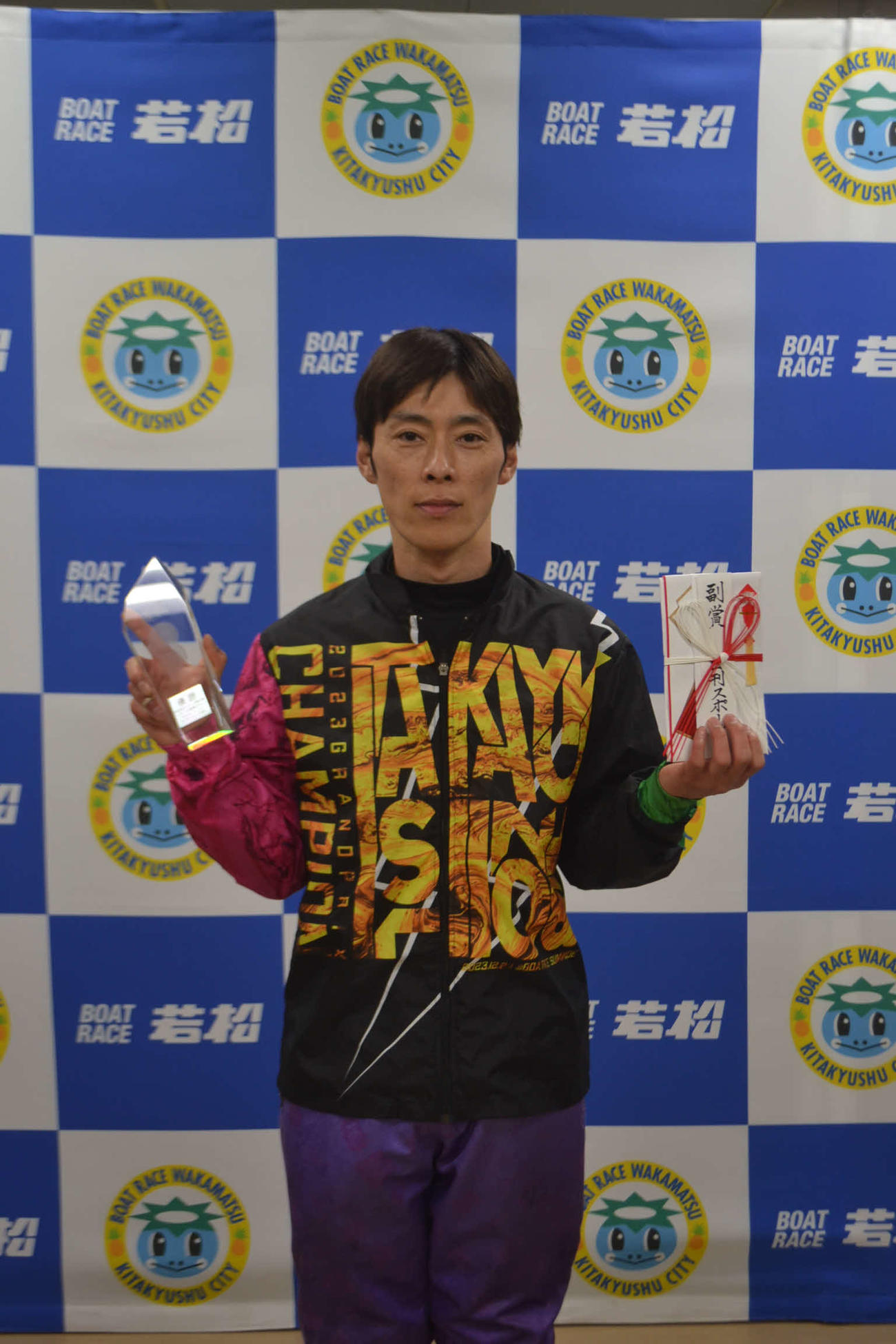 インから押し切った田中和也が今年2度目の優勝を飾り、かっぱくんトロフィーと目録を掲げた