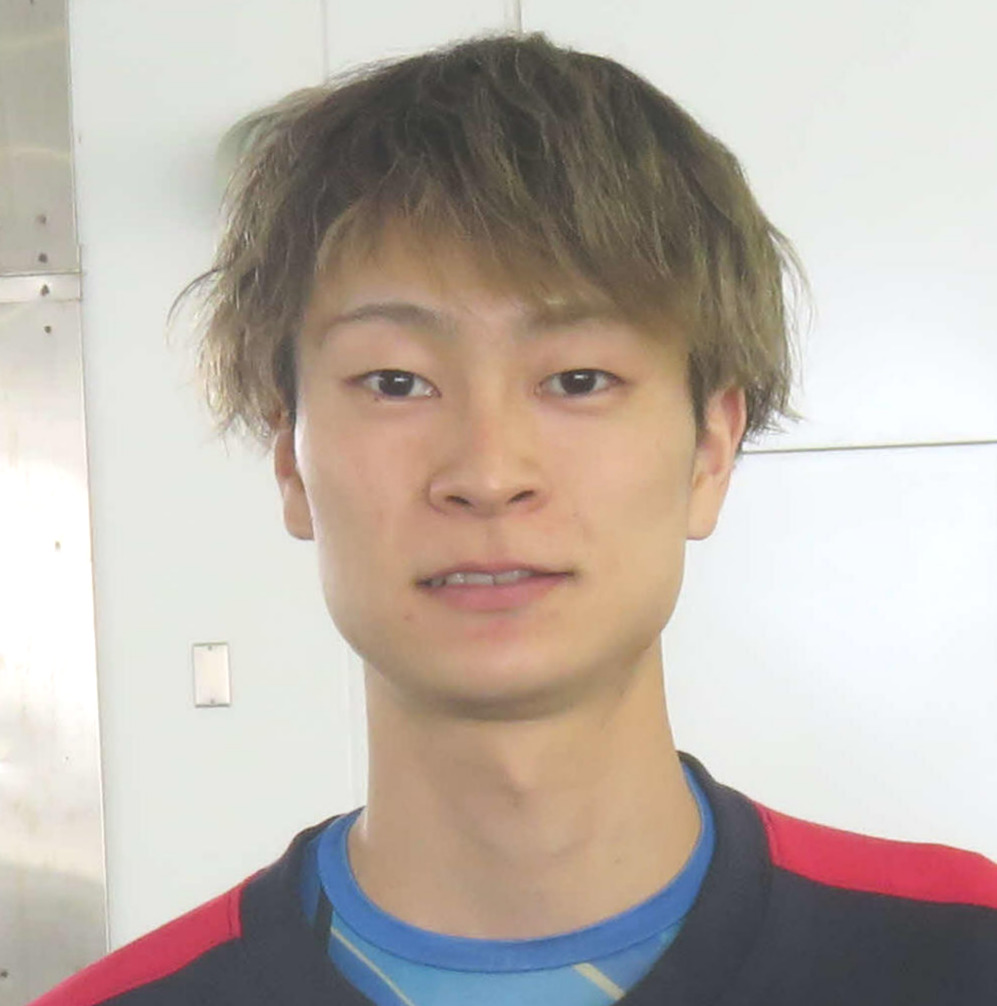 好調な長谷川晴哉が活発なレースを展開する