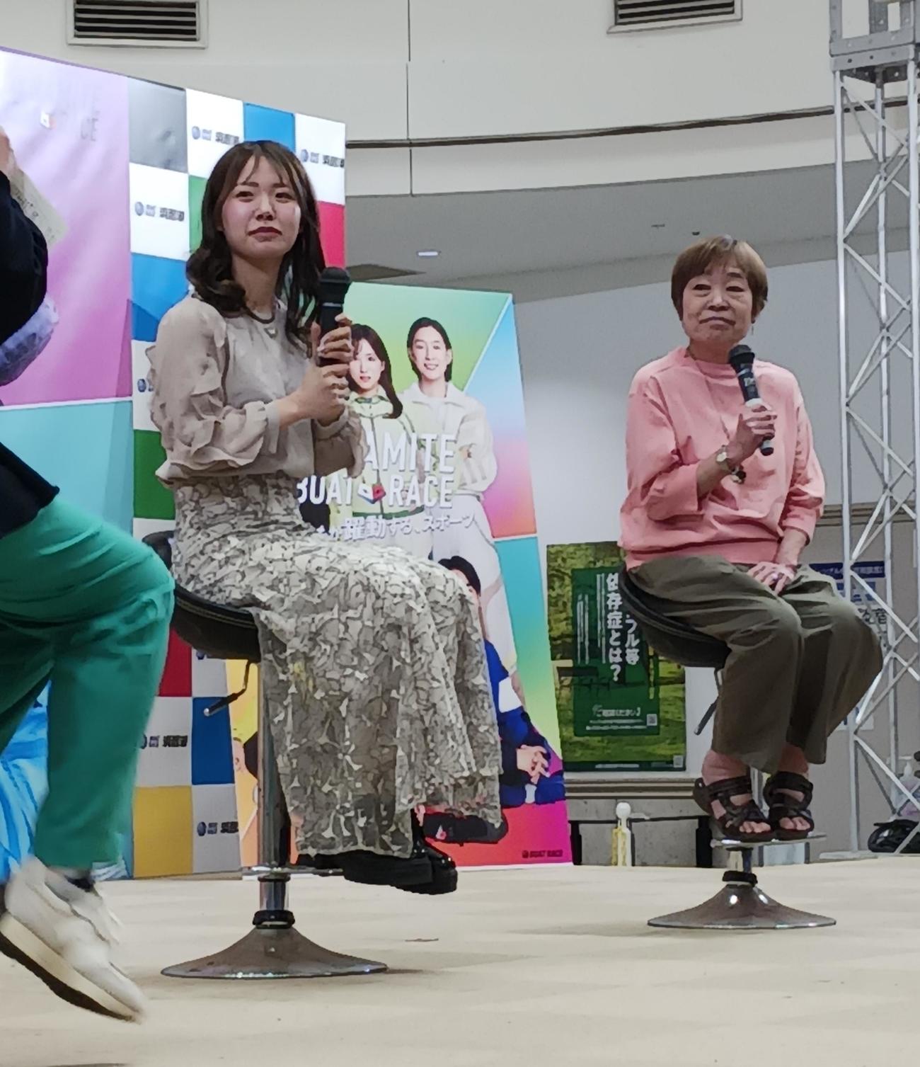 地元の川井萌（中央）がトークショーに登場した（右は元ボートレーサーの佐藤正子さん）