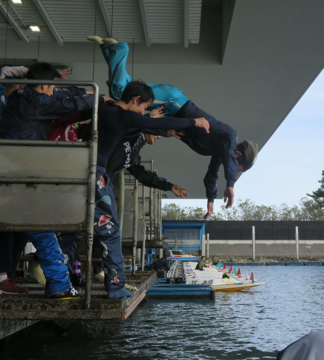 坪井康晴は元体操部らしくきれいな回転で着水