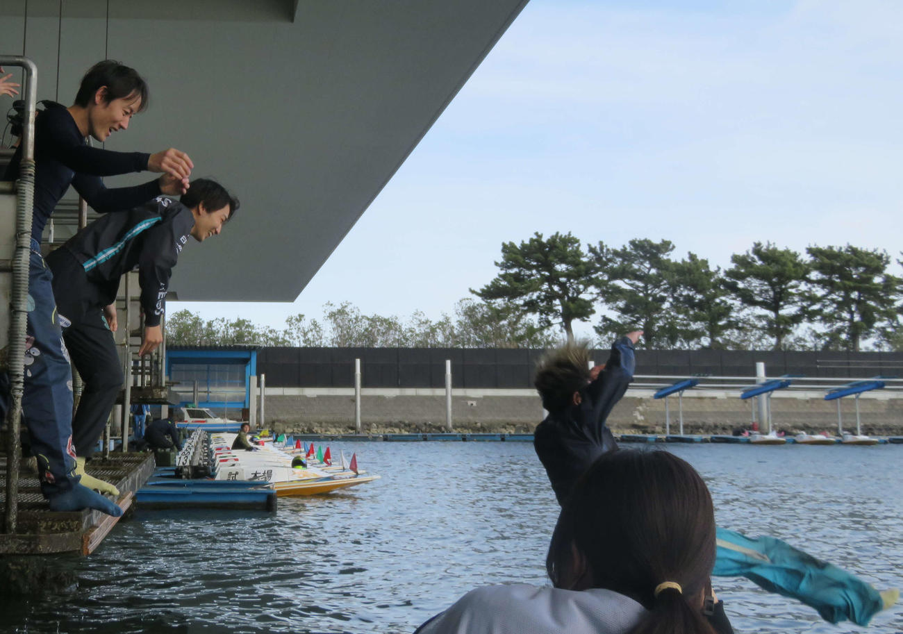 坪井康晴は元体操部らしくきれいな回転で着水