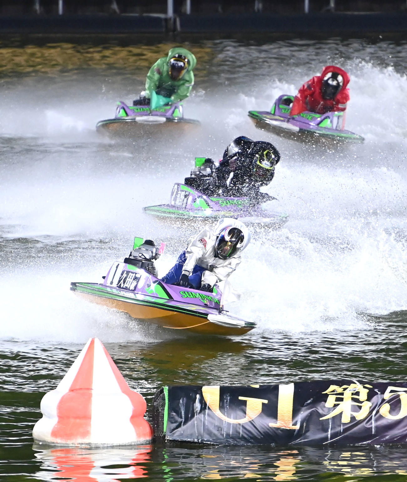 準優11R・1周2M　トップスタートでイン先マイの（1）久田敏が2Mも軽快なターンで快勝。2コースから差し伸びた（2）高野哲が2着。3着は（5）上原健（撮影・石井愛子）