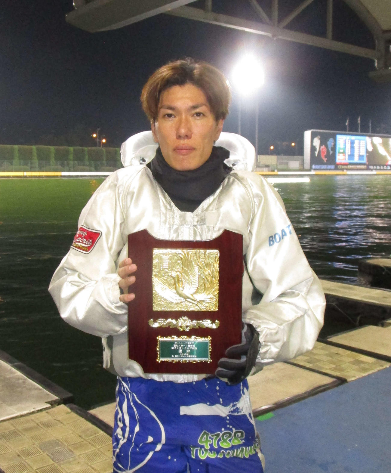 住之江2度目のVを決め、優勝盾を手にする久田敏之（撮影・安井雅彦）
