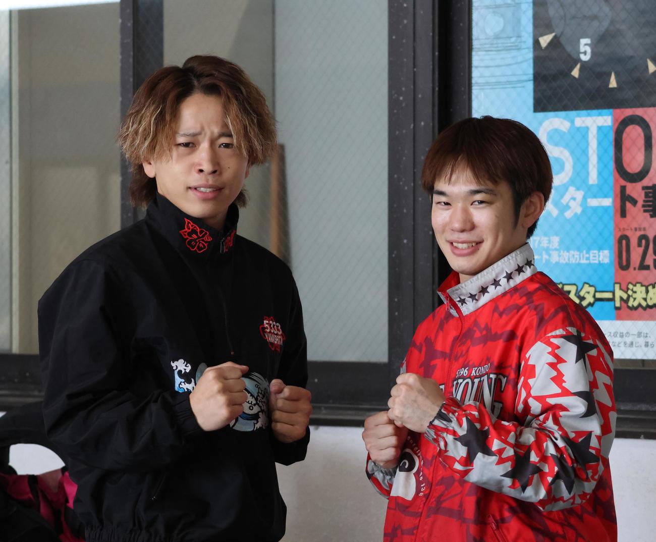 常滑初登場の兵庫コンビ。山下智己（写真左）と近藤来希（右）がファイティングポーズとる（撮影・北條直治）