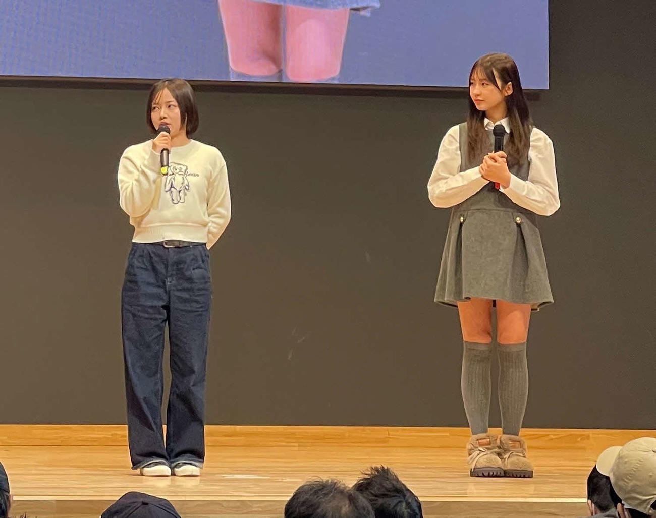 トコタンホールでトークショーをする人気女子レーサーの北村寧々（左）とニッカン・コム杯PR大使の松本日向（右）