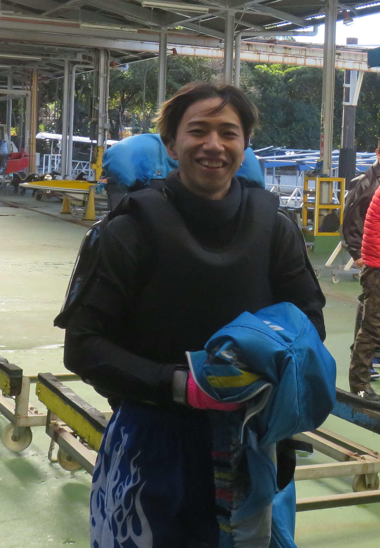 佐藤世那は開幕の1Rをまくり快勝、笑顔で引き揚げてきた