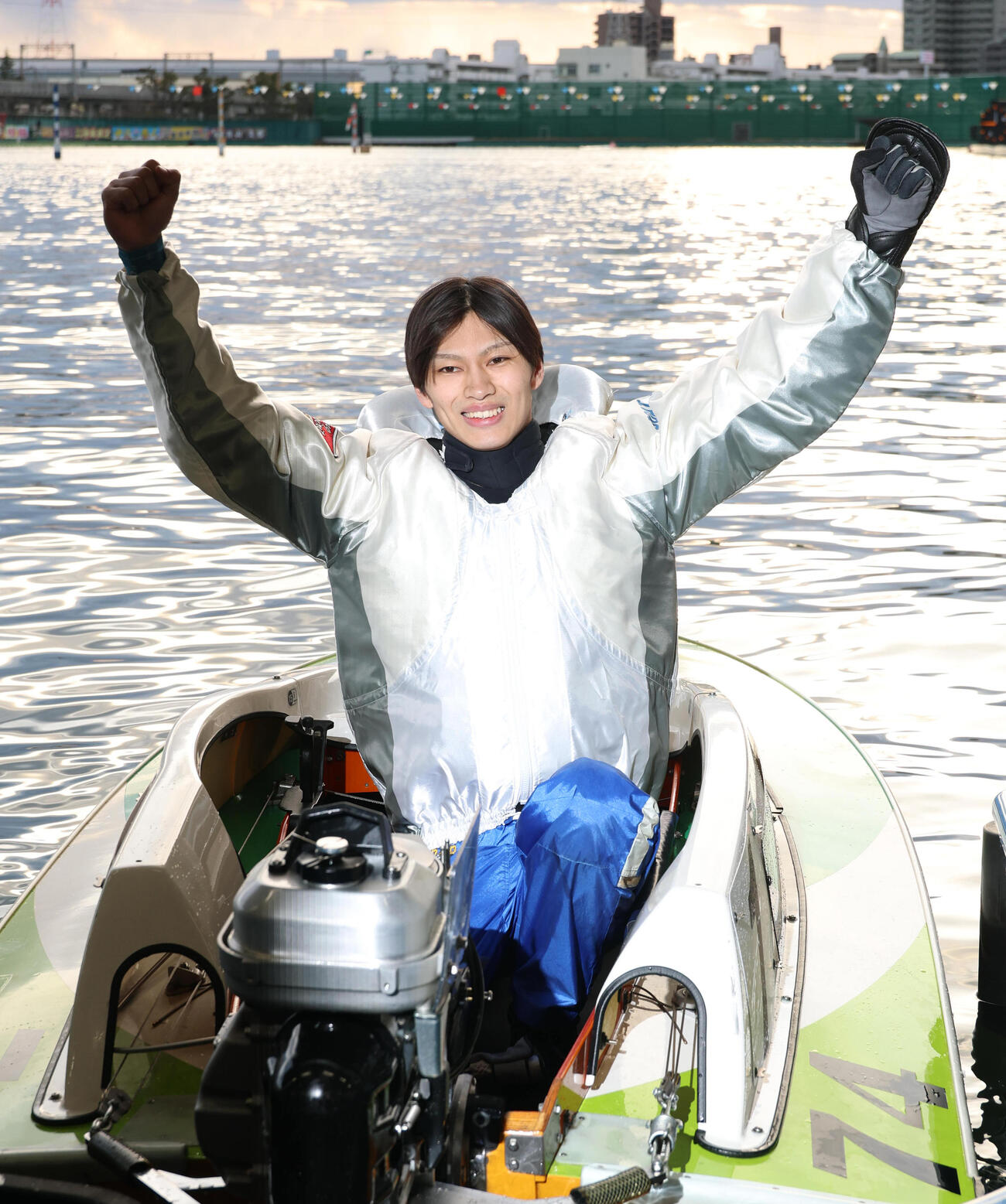 優勝を決めガッツポーズを決める末永和也