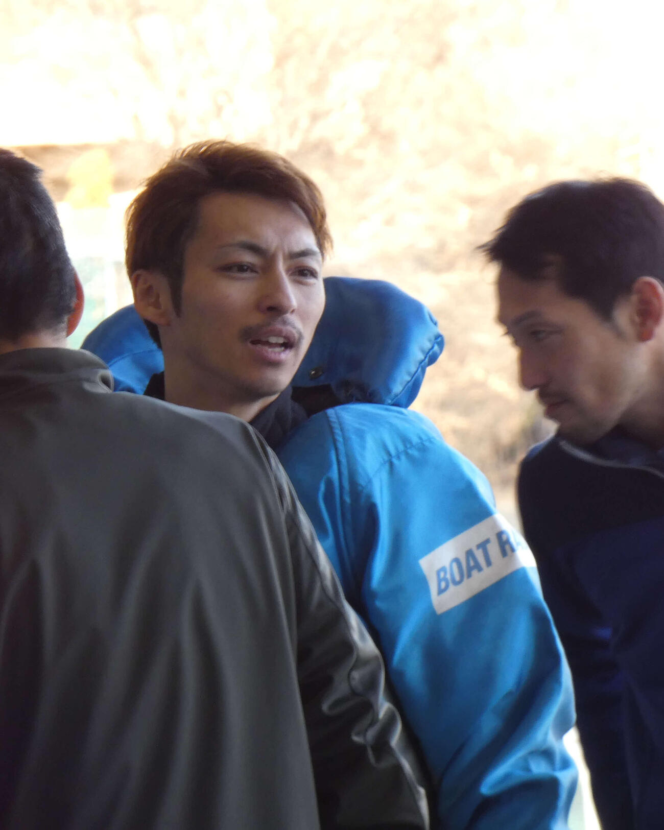 石井孝之がデビュー初優勝に向けて握る！（撮影・前原一樹）
