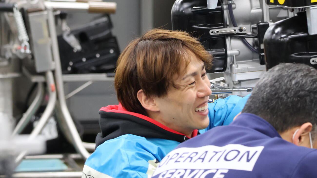 前回優勝の49号機を手にした山田康二は整備室でも笑顔を見せる