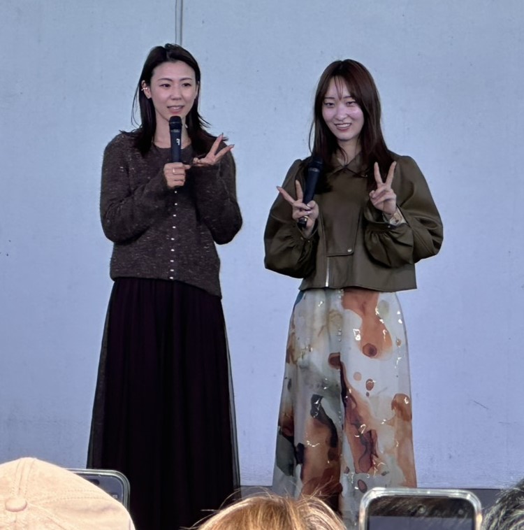 鎌倉涼（左）＆高憧四季（右）の大阪支部・人気女子レーサー2人がトークショーを行った（撮影・平井稀花）