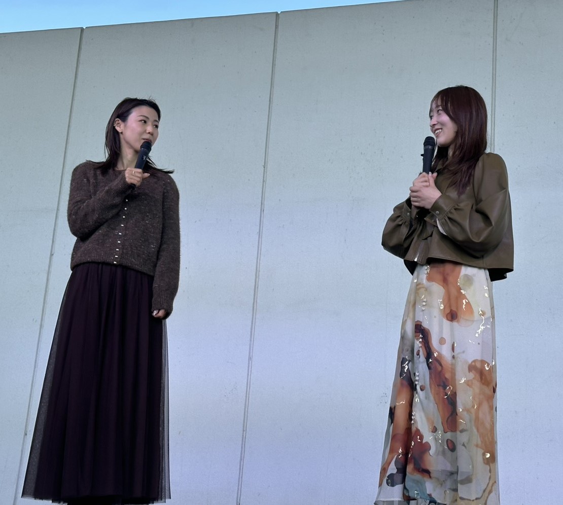 鎌倉涼（左）＆高憧四季（右）の大阪支部・人気女子レーサー2人がトークショーを行った（撮影・平井稀花）